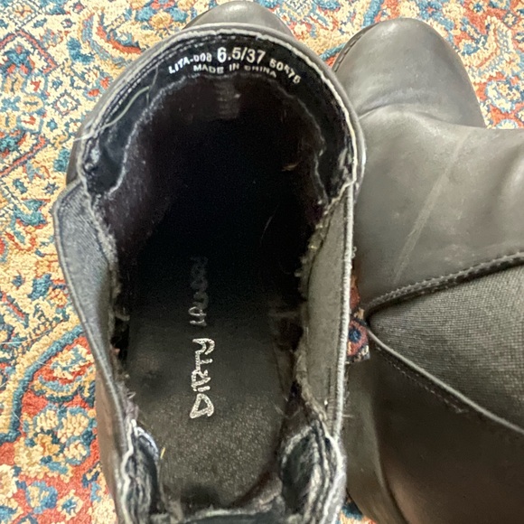 ‘Dirty Laundry’ Lisbon Lug Sole Chelsea Boots - Picture 5 of 8